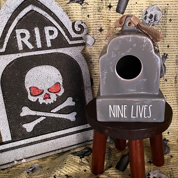 ae Dunn Artisan Collection By Magenta 8" Tombstone Birdhouse  “Nine Lives”- 🎃 - Picture 5 of 10